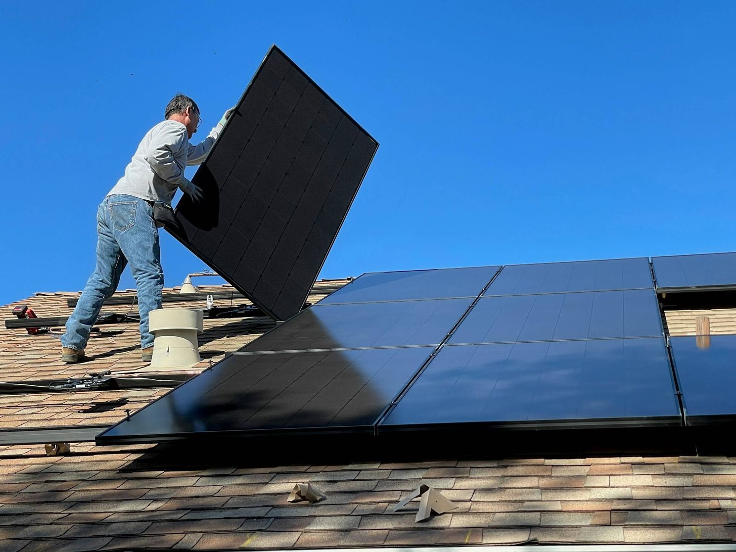 Experts waarschuwen Belgen voor onnodige kosten die ze maken met hun zonnepanelen: “Weggegooid geld!”