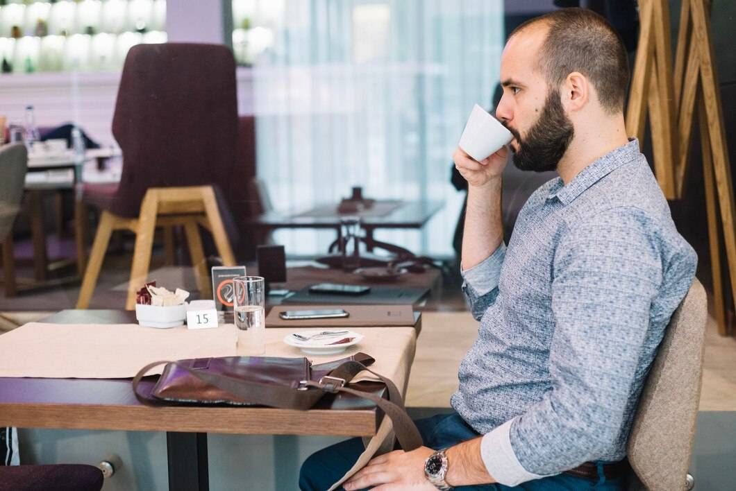 Wat is 'coffee badging', de nieuwste kantoortrend, en waarom doen vooral mannen het?