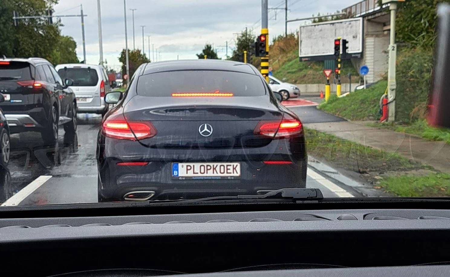 Nummerplaat van Vlaamse Mercedes-chauffeur brengt mensen aan het lachen: "Zou dat Gert Verhulst zijn?"