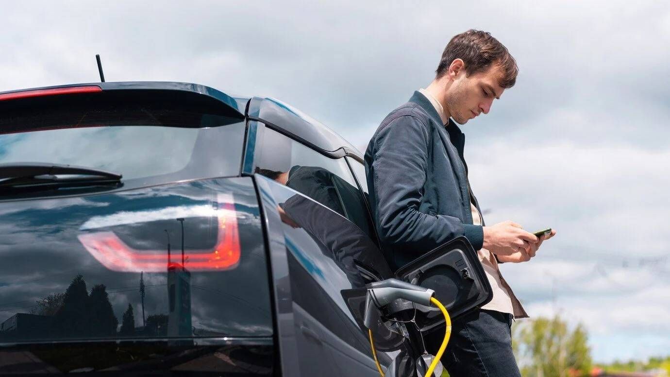 Is een elektrische wagen opladen nu echt duurder of goedkoper dan rijden met een brandstofwagen?