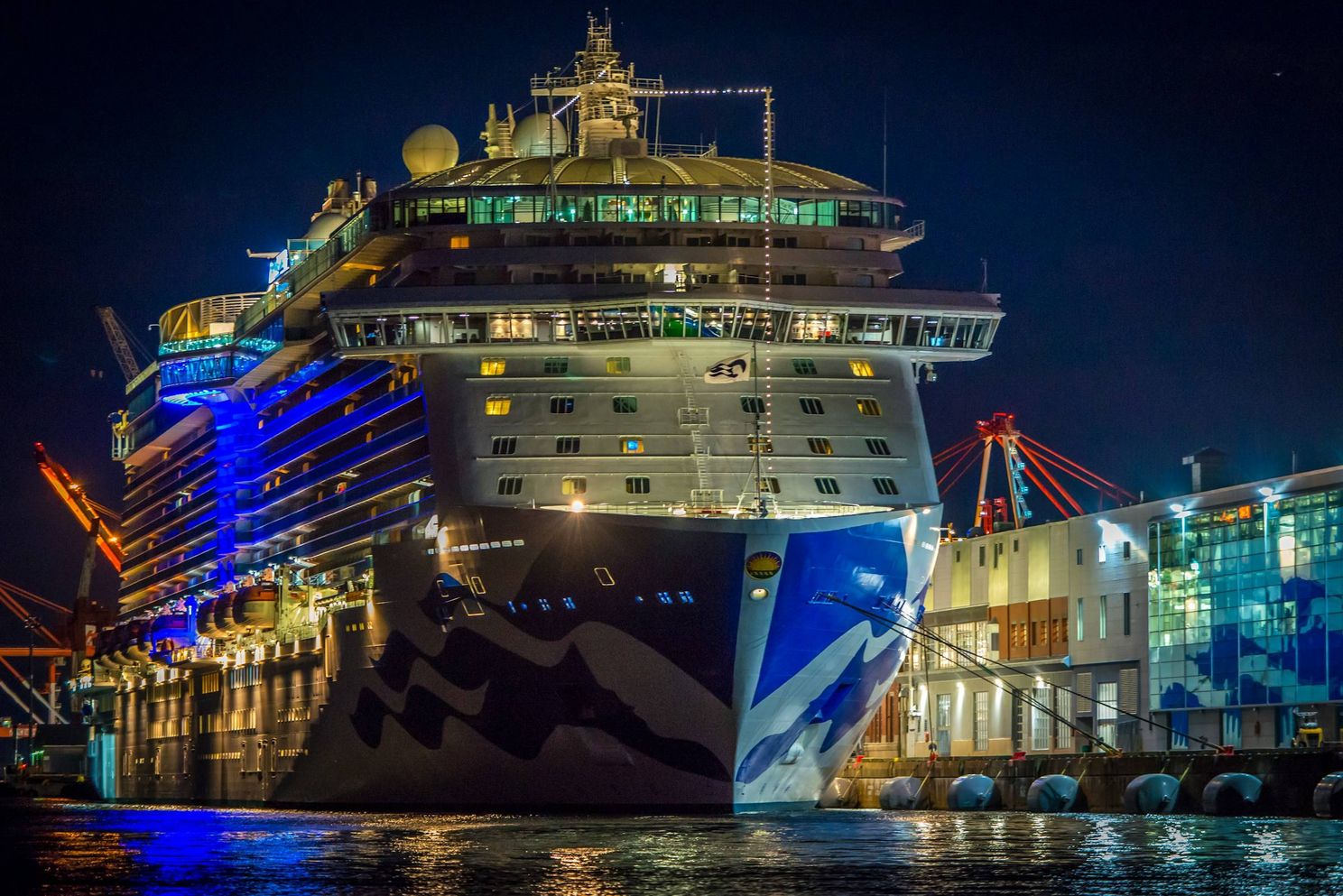 Huiveringwekkende reden waarom passagiers van cruiseschip werd gevraagd om lichten uit te doen en gordijnen te sluiten