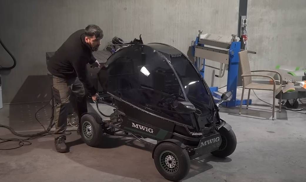 De kleinste elektrische auto ter wereld past in een lift, rijdt door gangpaden in winkels en haalt 67 km/u