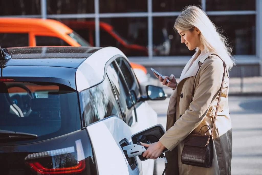 Waarom rijden op benzine tóch goedkoper blijkt dan elektrisch rijden: "Eén factor speelt een grote rol"