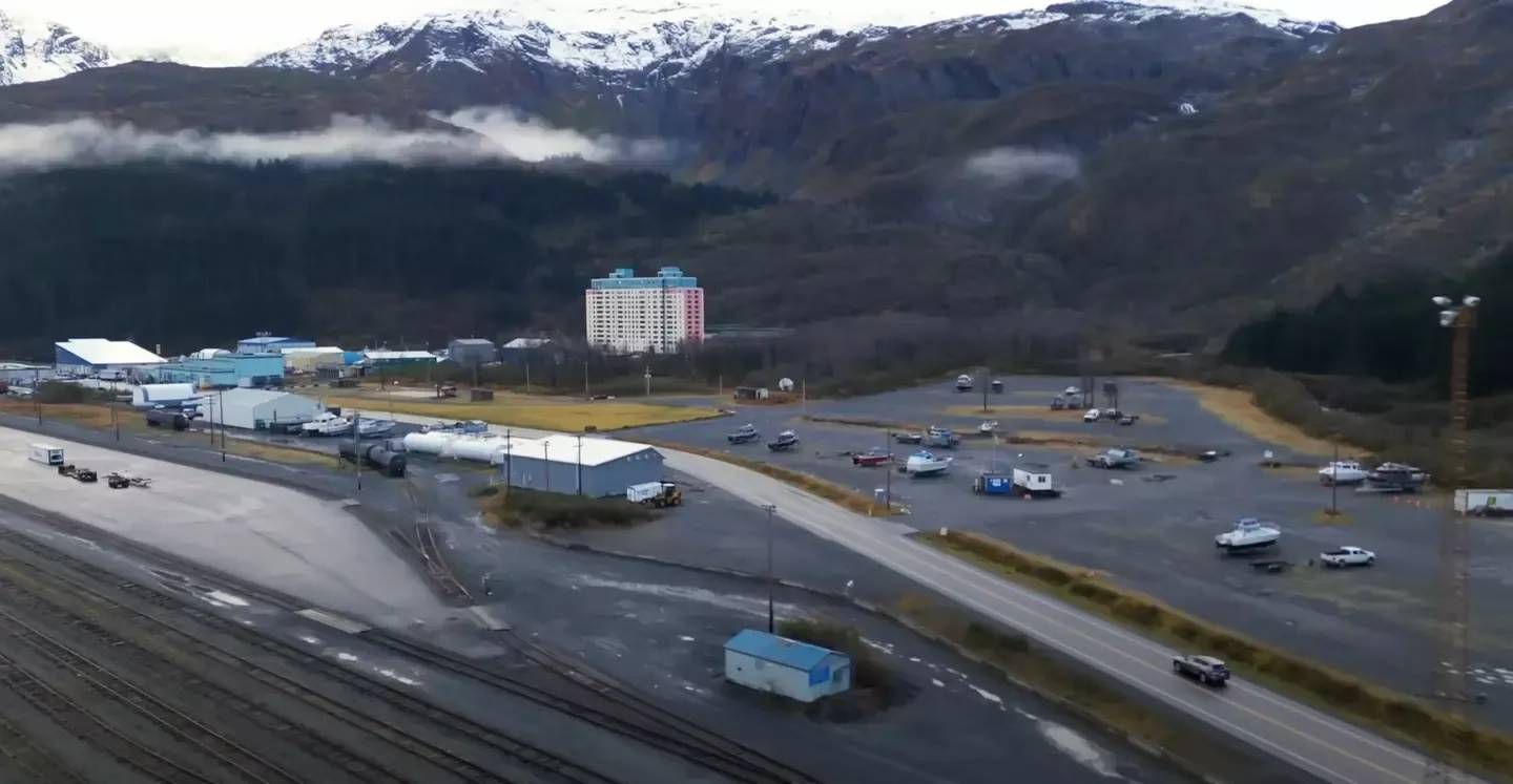 In deze 'dystopische' stad in Alaska wonen alle inwoners in hetzelfde gebouw: "Hier kunnen we veel uit leren!"