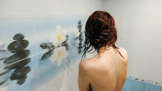 Arts onthult de échte reden waarom vrouwen hun douche veel warmer nemen dan mannen