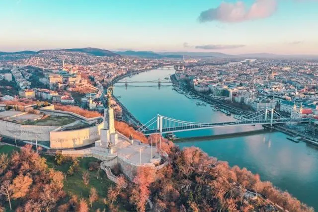 5 goedkope maar verrassend boeiende citytrips in Europa: "Driegangenmenu voor minder dan 15 euro"