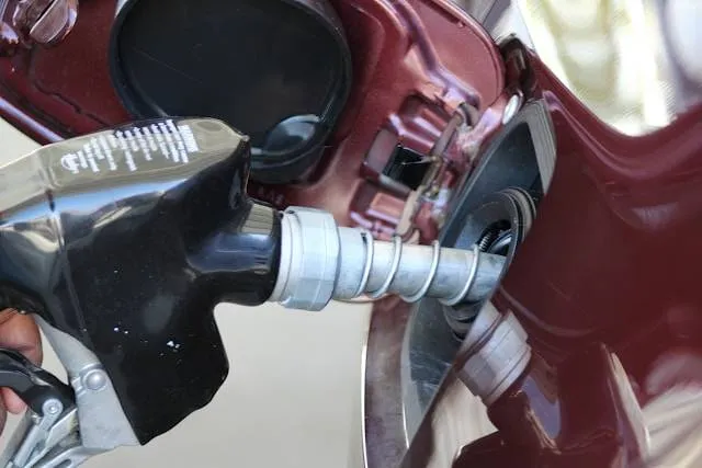 Benzineprijs verandert per minuut: misleiden tankstations automobilisten met geheime prijsstrategie?