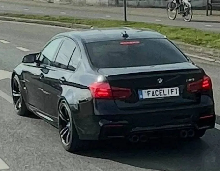 Vlaming heeft wel een heel bijzondere nummerplaat op zijn auto hangen: "Daar is zijn geld naartoe"