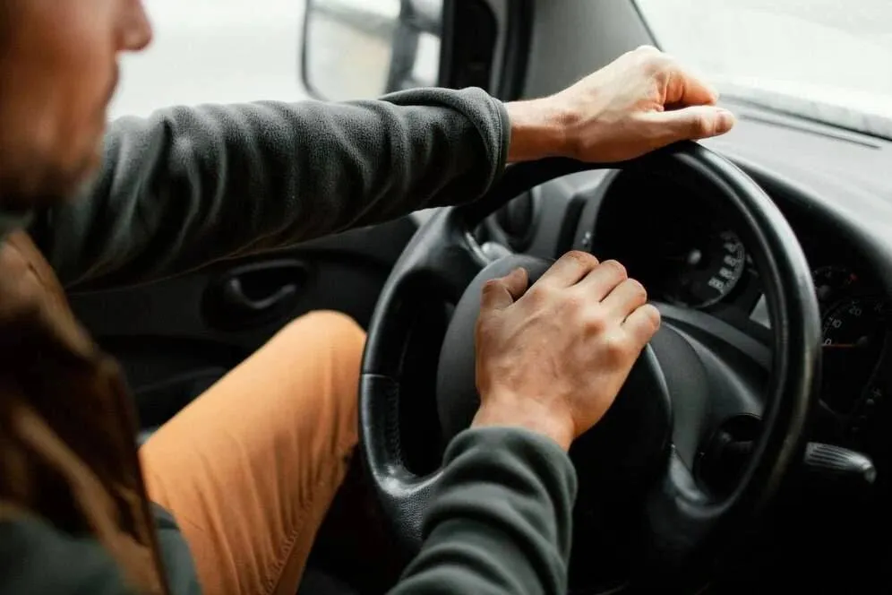 Elke Belgische chauffeur doet het, en toch kan het een boete van 58 euro opleveren: "Het kan anderen afleiden"
