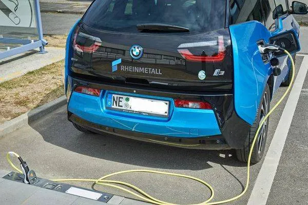 Deze 'slimme' laadpaal betekent een revolutie in elektrisch rijden: "Kabels niet langer een struikelblok'