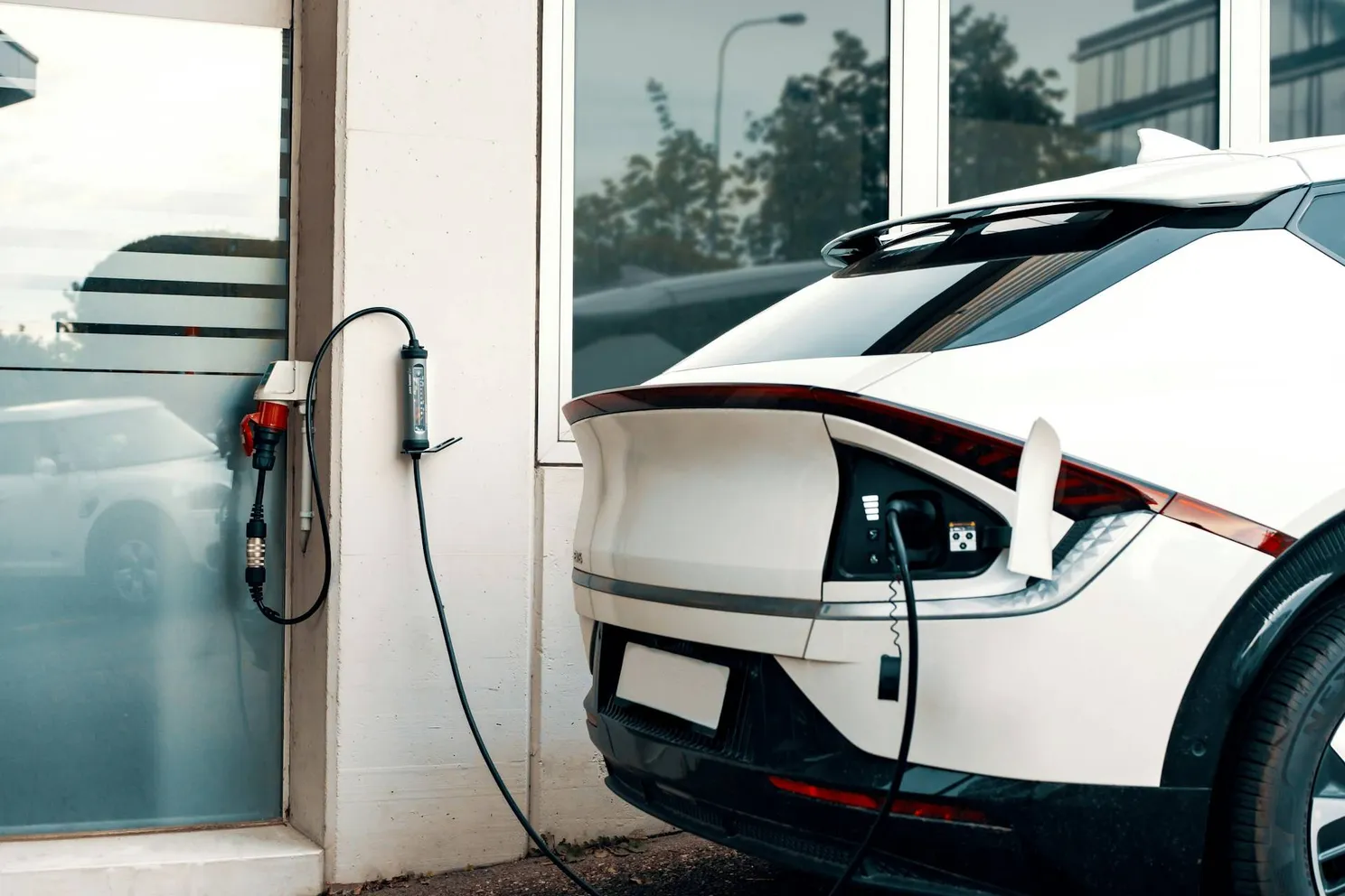 Onderzoek onthult opvallend verschil tussen brandstofwagens en elektrische auto's: "Een zichtbare trend"