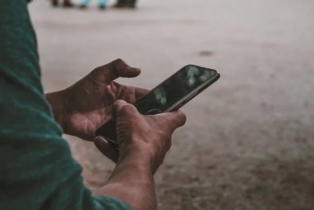 Waarom experts adviseren om je mobiele telefoon 5 minuten per dag uit te schakelen
