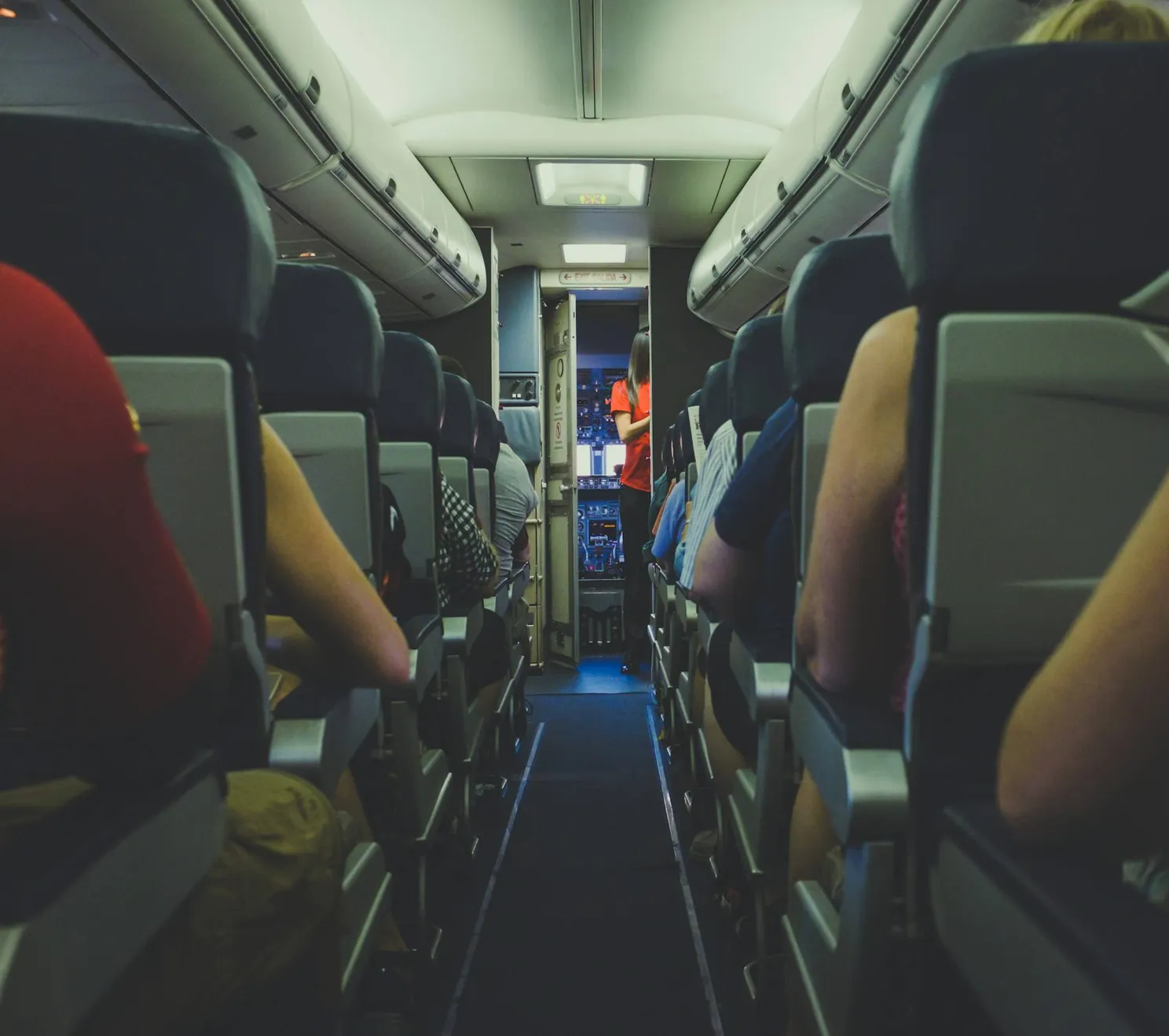 Stewardess onthult 'walgelijke' reden waarom ze zelf nooit een korte broek zou dragen in een vliegtuig