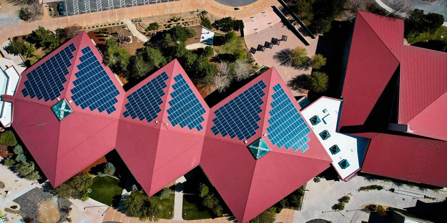 Zonnepanelen reinigen: experts leggen uit of het noodzakelijk is of weggegooid geld
