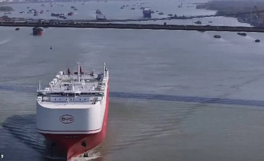 BYD onthult grootste autotransportschip ooit: plaats voor 9.200 auto’s en 20 voetbalvelden groot