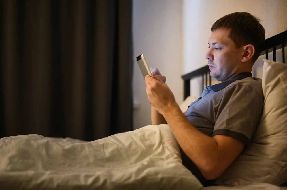 Experts waarschuwen voor 'zombie scrolling': dit doet eindeloos scrollen écht met je brein
