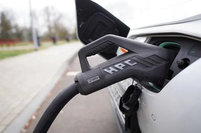 Pas na zoveel kilometer is een elektrische auto 'groener' dan een brandstofwagen: "Op termijn de juiste keuze"