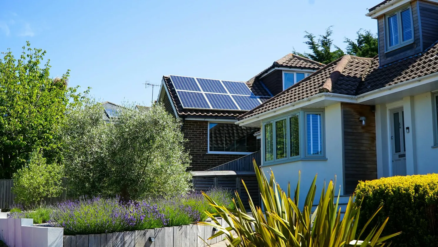 Zonne-energie zonder dak of vergunning: zijn stekkerzonnepanelen écht de moeite waard en waar moet je op letten?