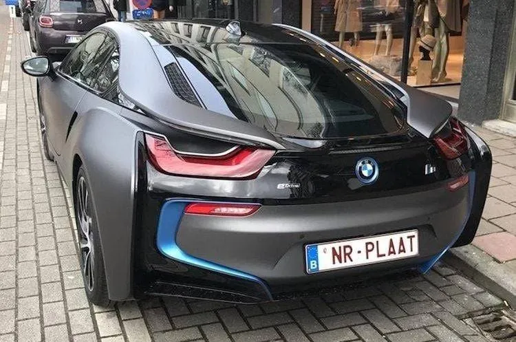 Vlaamse BMW-eigenaar zorgt voor anticlimax met zijn nummerplaat: "Weggesmeten geld!"