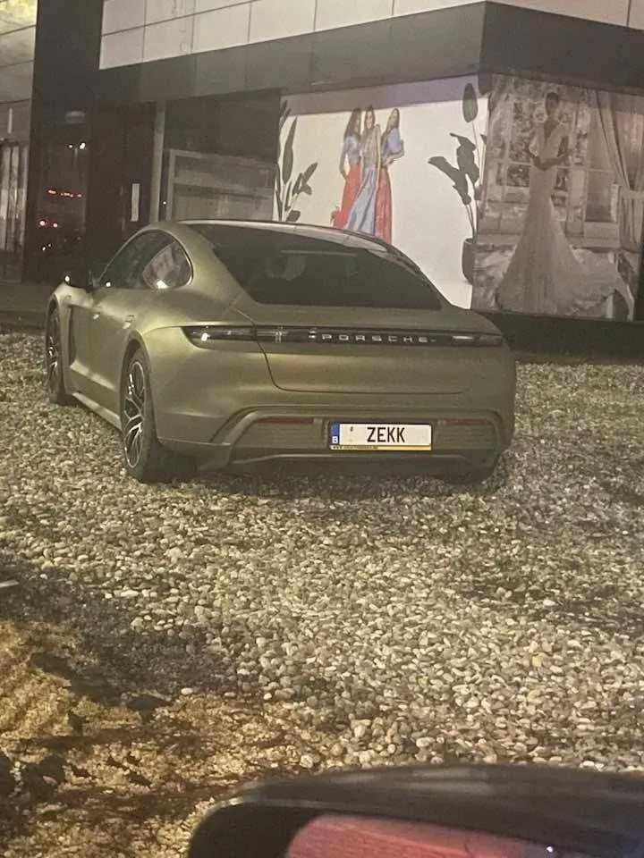 Belg hangt bijzondere nummerplaat op zijn Porsche: "Eén lettertje verschil, en dan..."