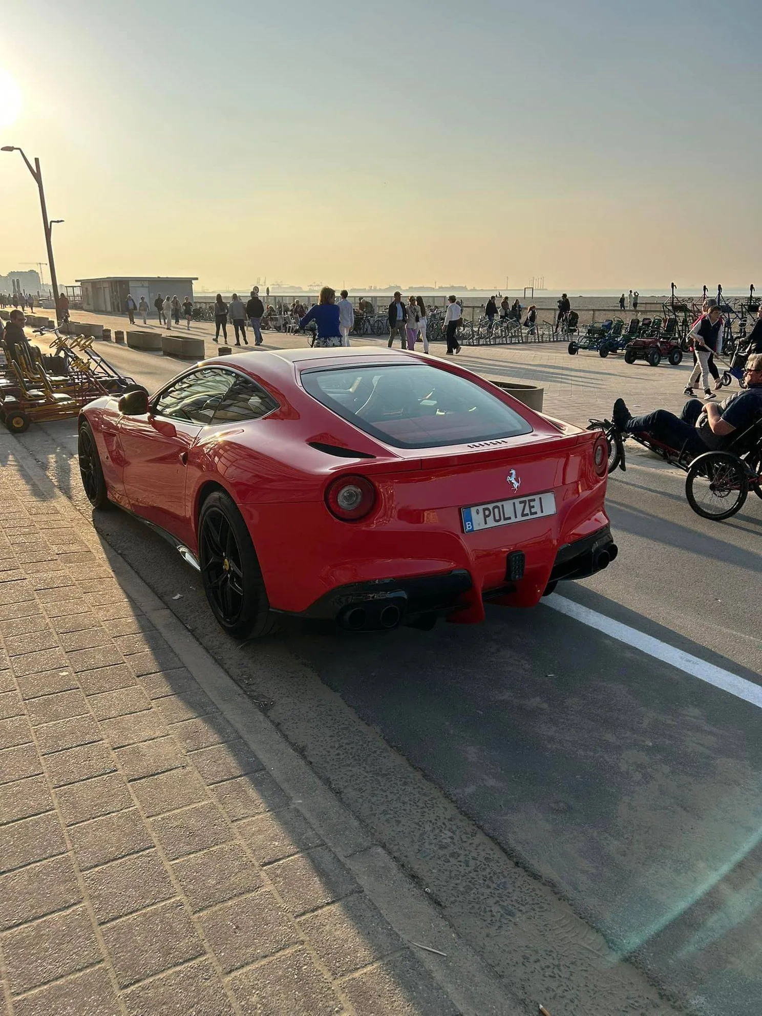 Belg heeft zijn Ferrari voorzien van een bijzondere nummerplaat: "Wil hij de politie op een afstand houden?"
