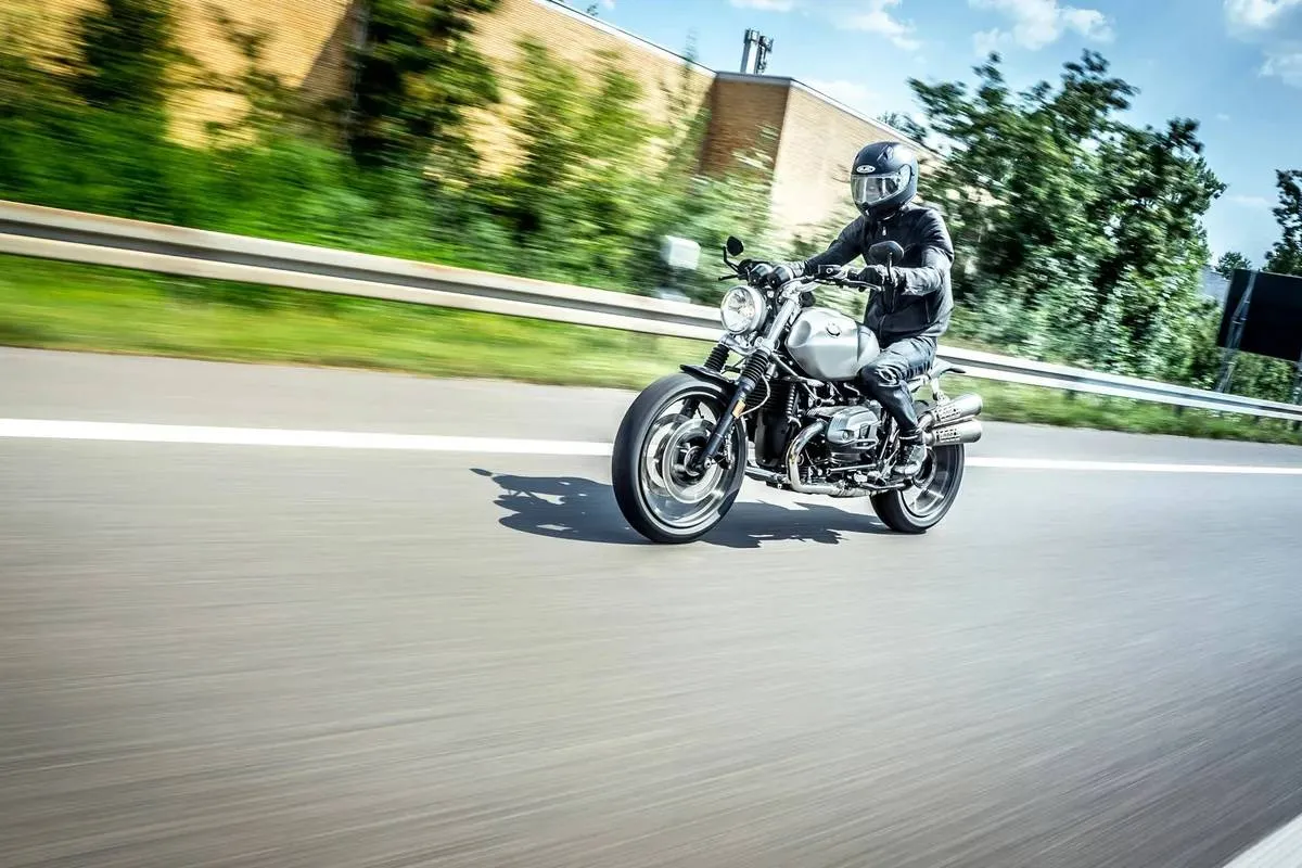 Deze verkeersvrijstelling voor Belgische motorrijders kent strikte grenzen: "Toegestaan, maar niet altijd"