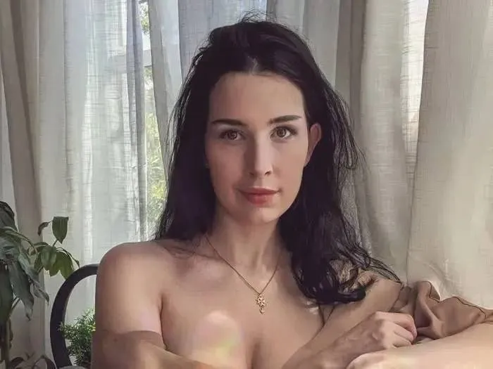Dit betaalt je voor een uurtje 'plezier' met Aella, de duurste 'openbaar vermelde' escort ter wereld: "Ik ben van niks vies!"
