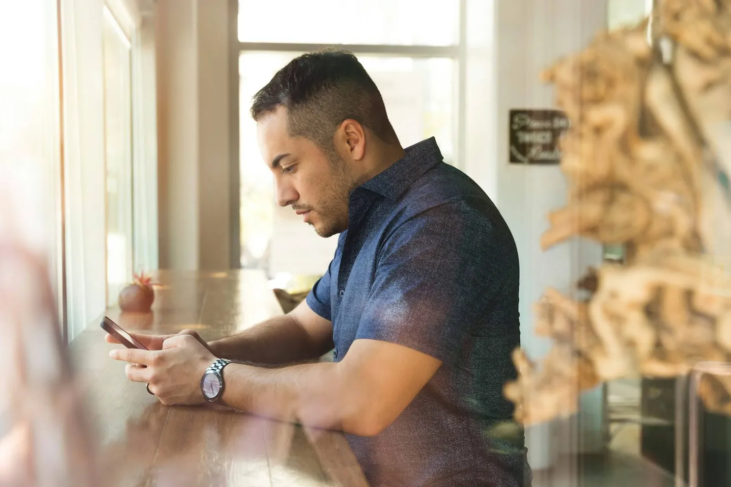 Laat je telefoon niet smelten: met deze nuttige tips overleeft hij de hittegolf