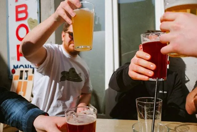 Experts waarschuwen voor opvallende bijwerking van alcoholgebruik: "Jij voelt je prima, maar je lichaam denkt anders"