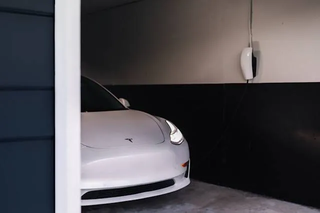 Tesla-eigenaar deelt zijn energiefactuur: zoveel kost het écht om je elektrische auto thuis op te laden