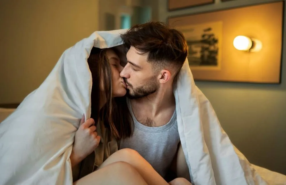 5 manieren om jullie voorspel naar een ander niveau te tillen en nóg meer pret te beleven tussen de lakens