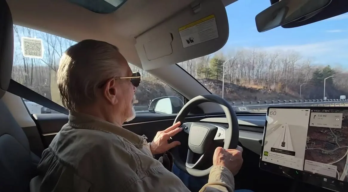 Gepensioneerde buschauffeur (82) probeert voor het eerst de Full Self-Driving-modus van Tesla en geeft eerlijke reactie
