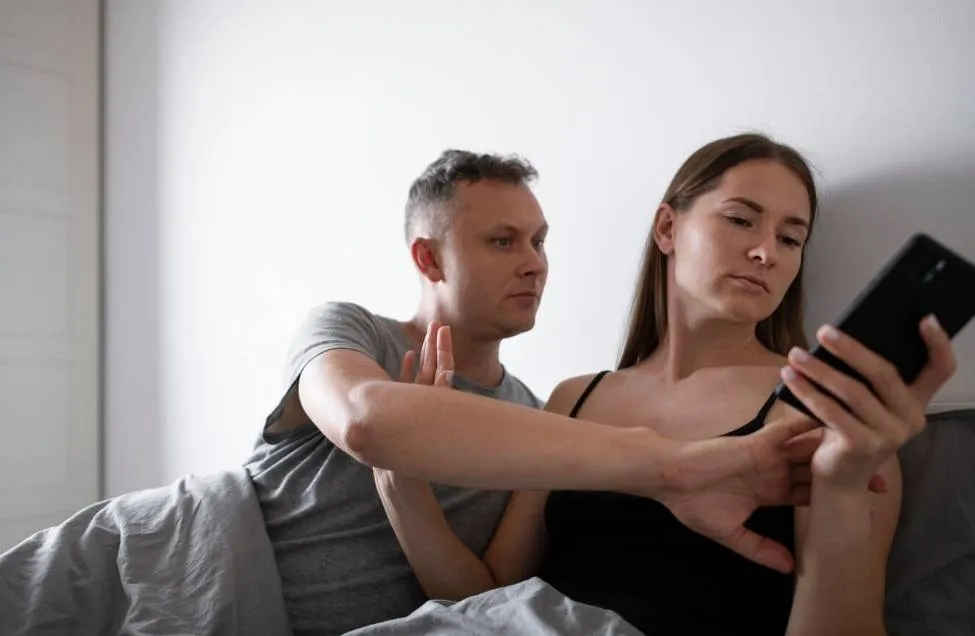 Expert onthult 10 signalen dat je partner aan het 'micro-vreemdgaan' is zonder dat je het doorhebt