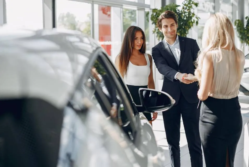 Autoverkoper legt uit waarom je best nooit familie of vrienden meeneemt als je een auto gaat kopen