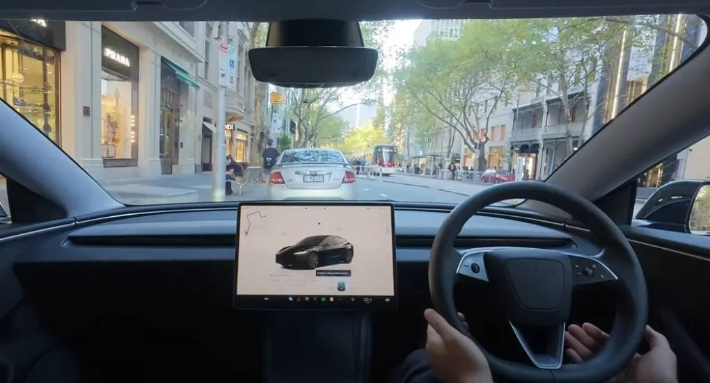 Tesla toont beelden van 'Full Self-Driving' in actie met zeldzaam verkeersmanoeuvre: "Dit is heel lastig"