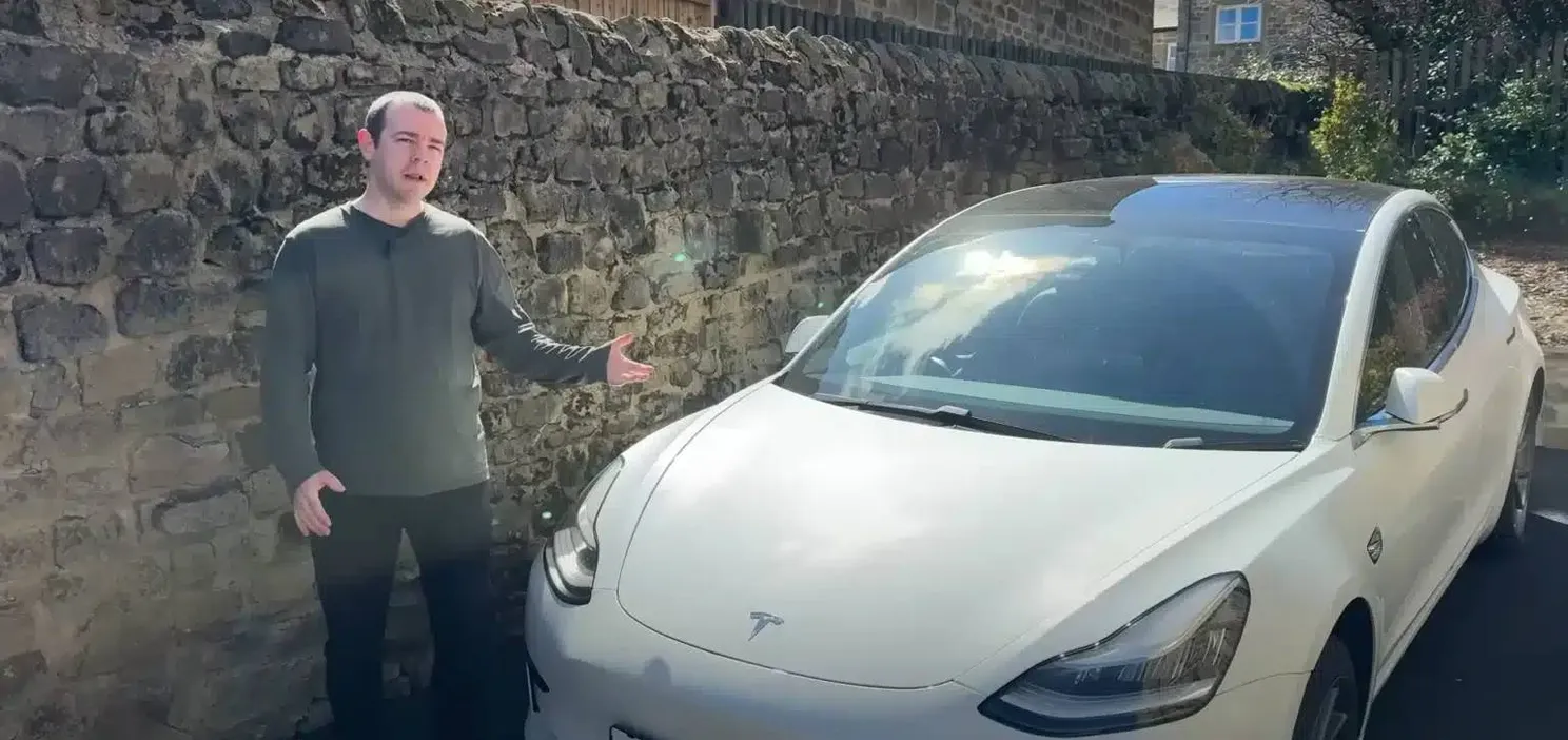 Man geeft gedetailleerd kostenoverzicht van het bezitten van een Tesla Model 3 over een periode van vijf jaar