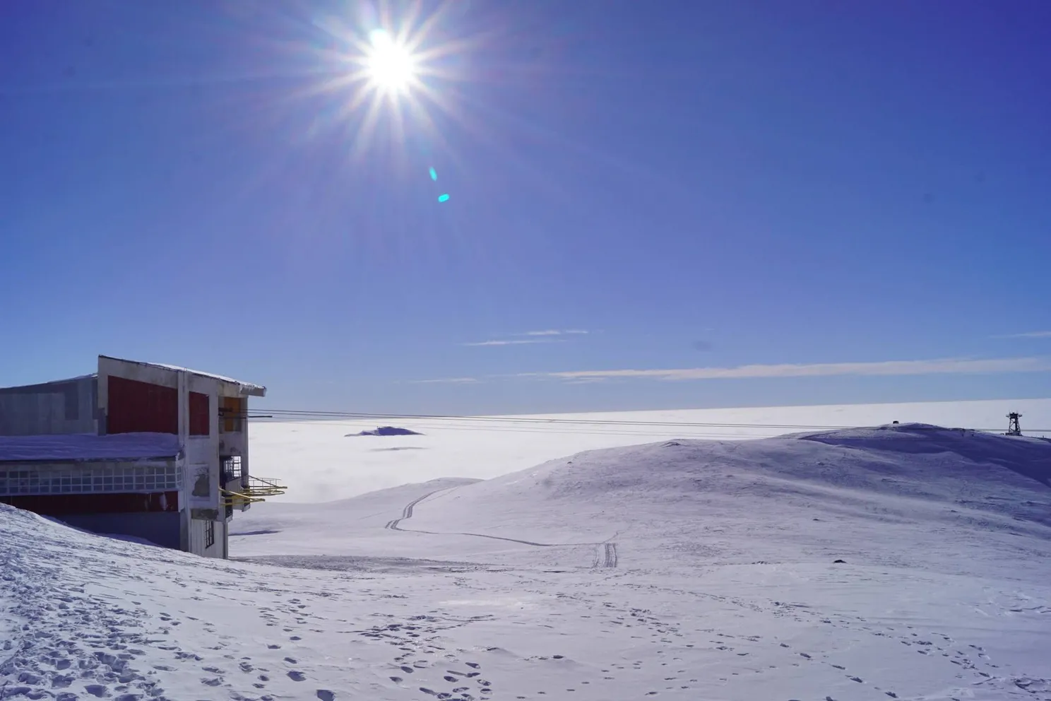 Wetenschappers in Antarctica staan voor een raadsel na ontdekking van mysterieuze radiosignalen onder het ijs
