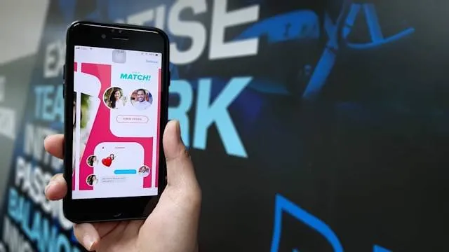 De 'lengte-filter' van Tinder kan een nachtmerrie zijn voor kleine mannen, en heeft het internet verdeeld