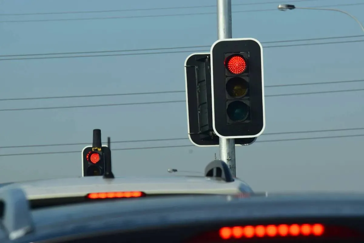 Deze fout maken duizenden Belgische bestuurders elke dag: "Ook aan rood licht mag het niet!"