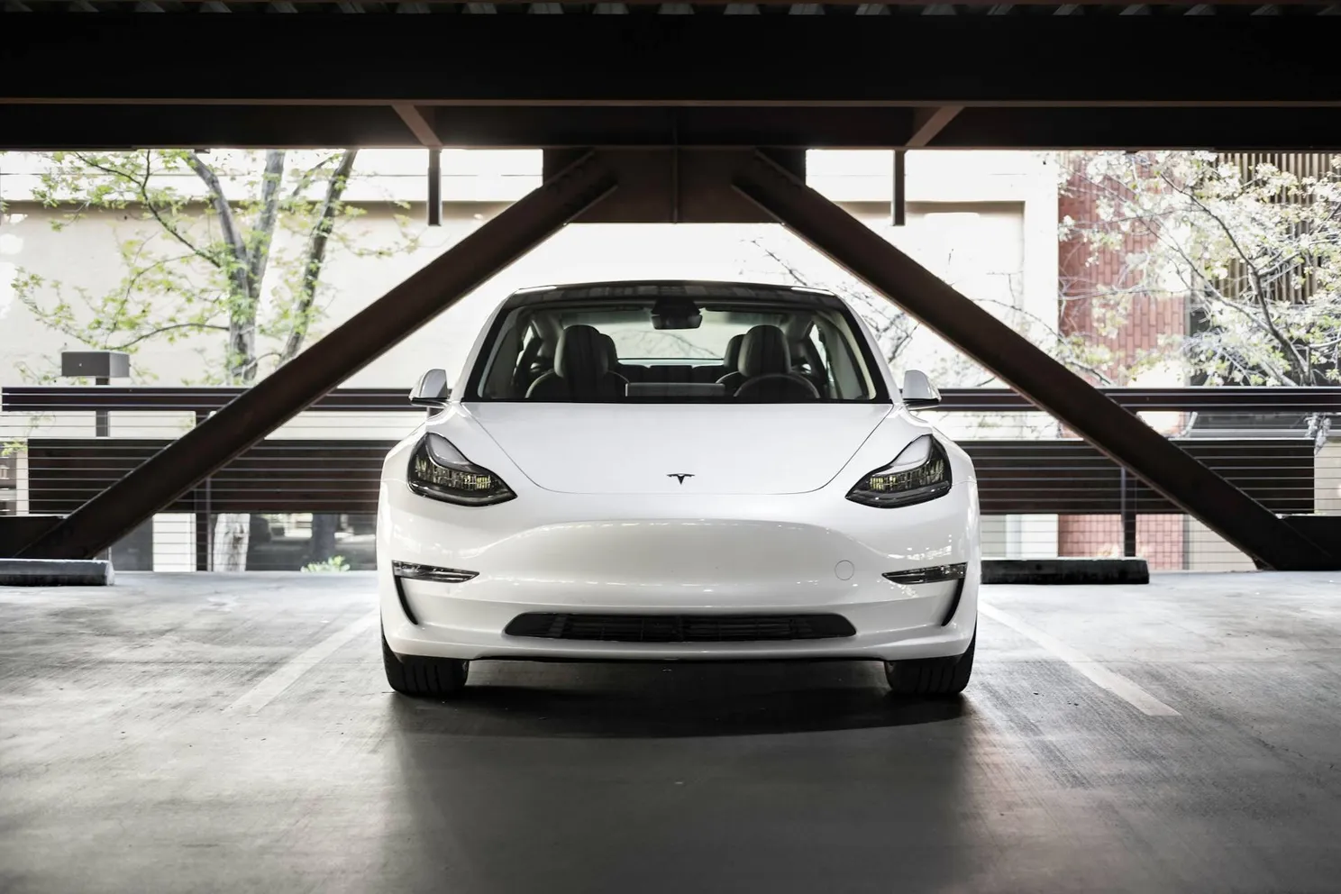 Auto-expert legt uit waarom Tesla's zo snel in waarde dalen, soms zelfs de helft in één jaar tijd