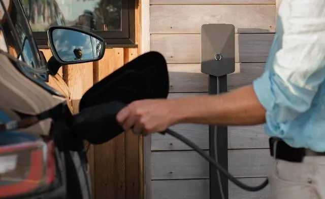 Nu de zomers steeds warmer worden: is het verstandig om je elektrische wagen op te laden in de hitte?
