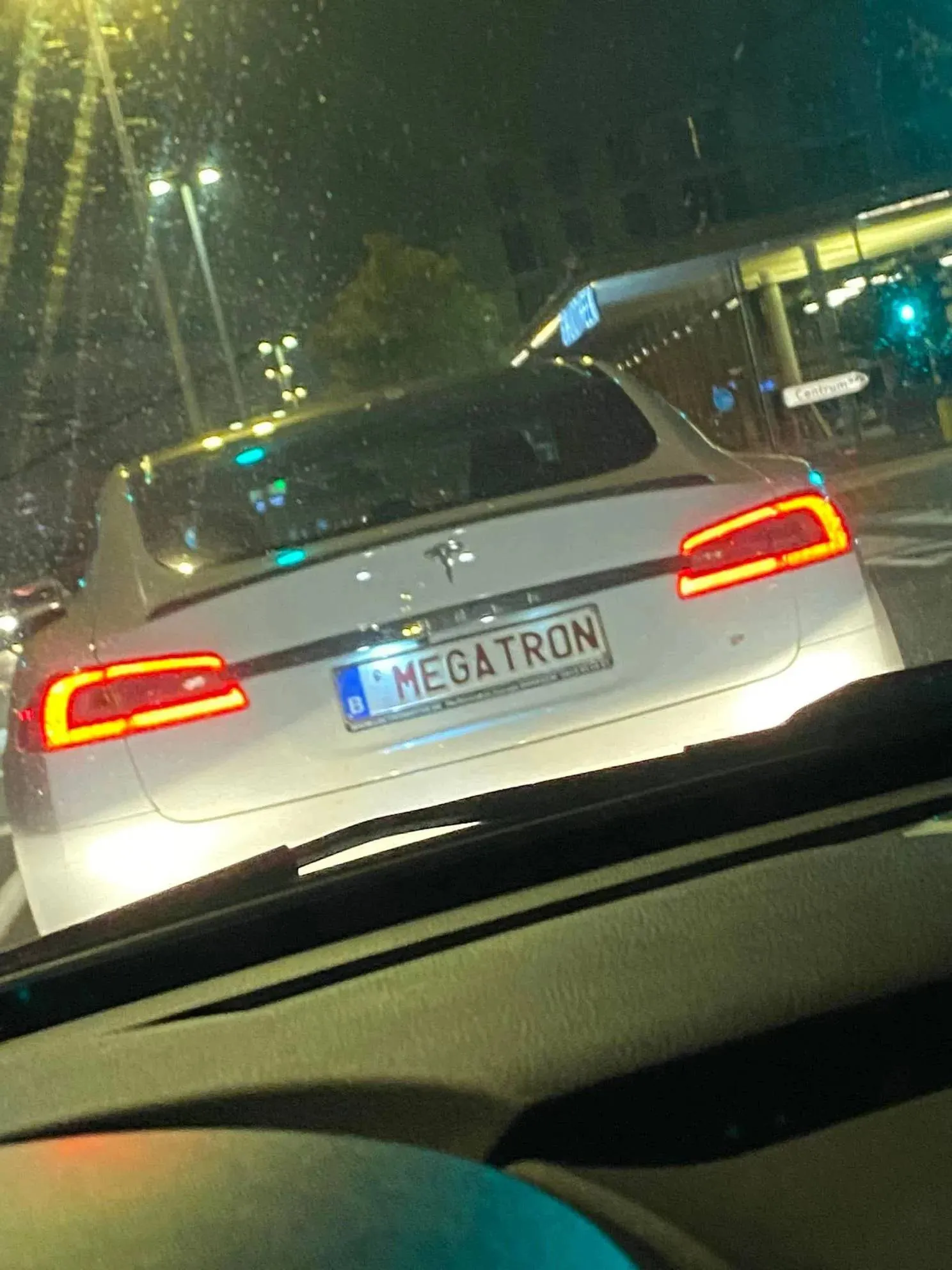 Belgische Tesla-eigenaar lokt flink wat commentaar uit met zijn bijzondere nummerplaat