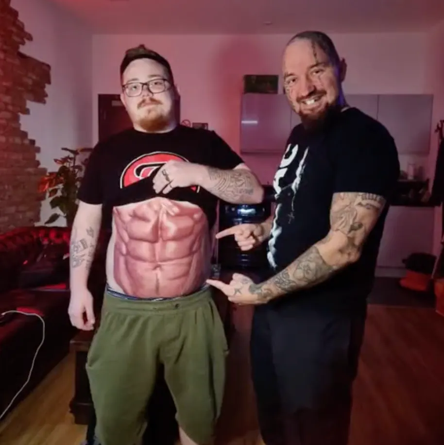 Kerel stopt met sporten, maar heeft toch de perfecte 'summer body', inclusief sixpack
