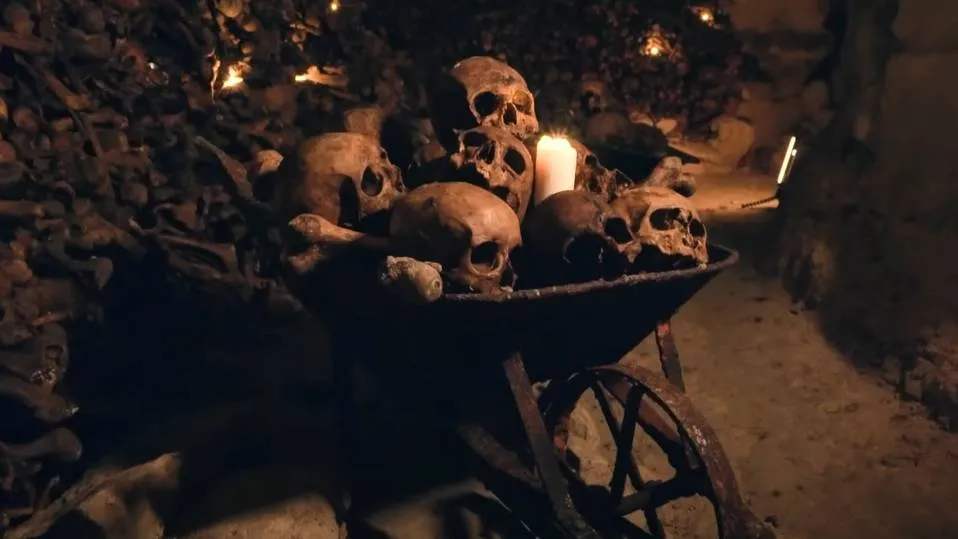 Beelden van ‘verdwaalde’ man in catacomben van Parijs zorgen voor koude rillingen: “Engste wat ik ooit zag!”