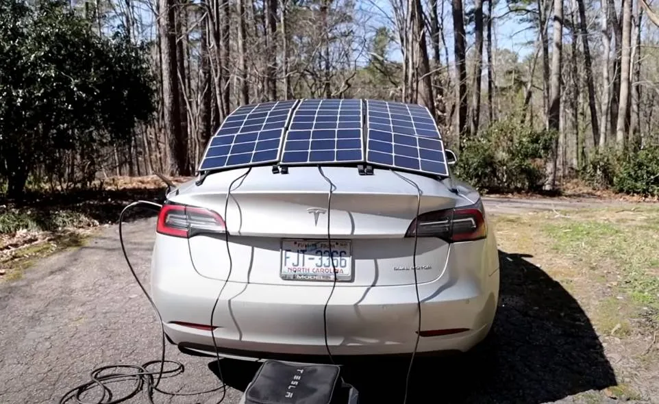 Man voegt zonnedak toe aan zijn Tesla Model 3 om te zien of hij zijn auto gratis kan opladen