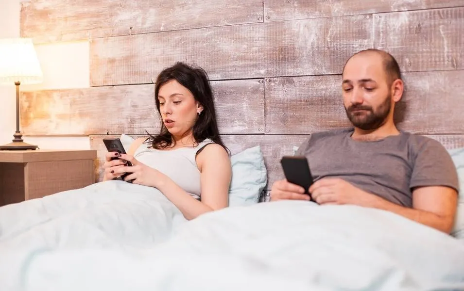 Liever scrollen dan rollebollen: dit gigantisch percentage mensen speelt liever met hun telefoon dan met hun partner