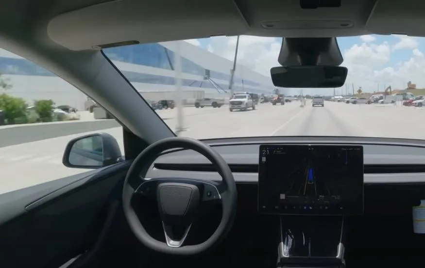 Elon Musk maakt belofte waar: beelden tonen hoe Tesla autonoom van fabriek naar nieuwe eigenaar rijdt