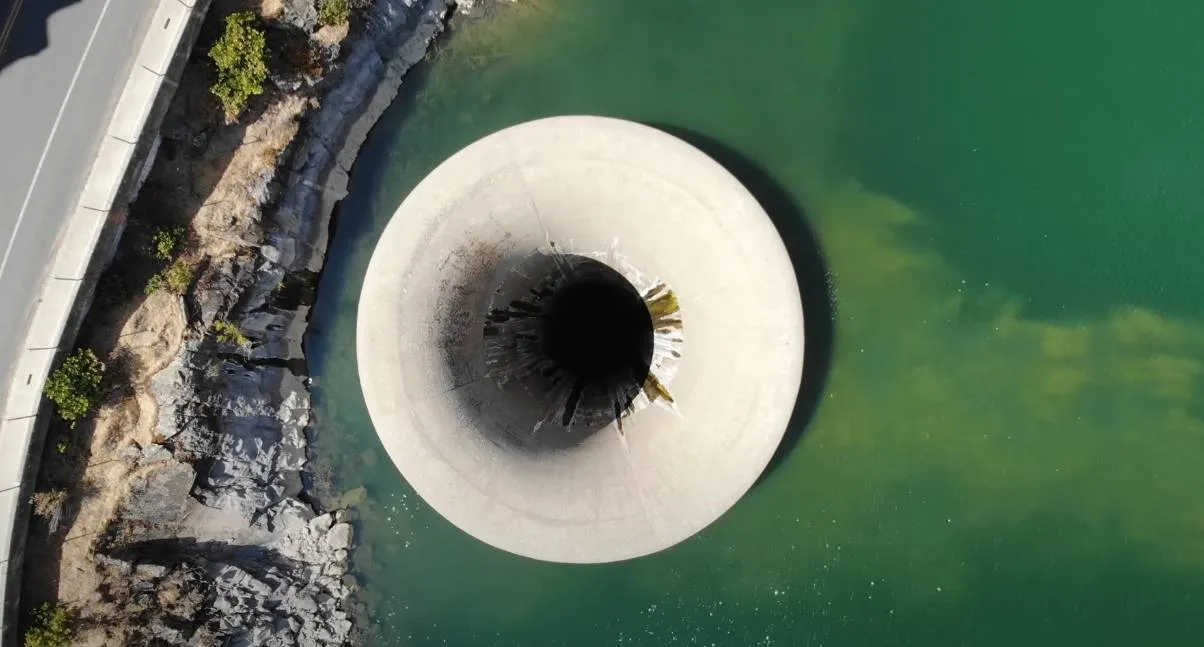Beangstigende beelden van een 120 meter diepe ‘glory hole’ waarin mensen zijn ‘gezogen’ bezorgen je nachtmerries