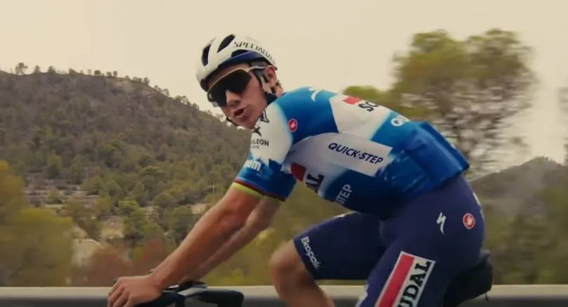 Sociale media ontploffen na waaierblunder van Evenepoel: "Onwaardig voor een klassementsrenner!"
