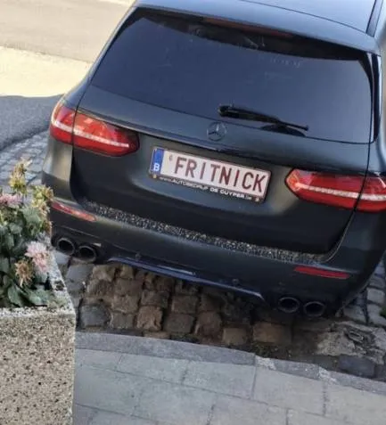Mercedes-eigenaar kiest voor opvallende nummerplaat, en veel Belgischer wordt het niet